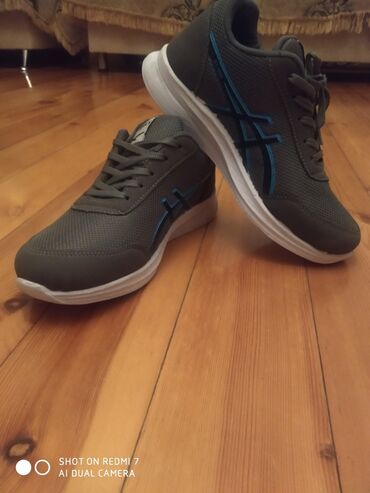 женские кроссовки asics gel lyte: Teze alinibdi geyinilmiyibdi qiymeti 20 manat