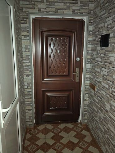 Köhnə tikili: AAF parkla paralel küçədə yerləşən 2 otaqlı hamam tuvalet ayrı tam — 1