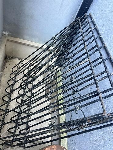 plastiq pencere: Dəmir pəncərə barmaqlığı 3 ededdir,olchu 1 in*1,30 a, - Material — 1