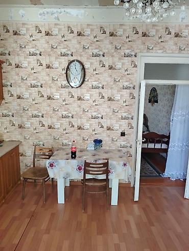 kafe stulları: 2 otaqlı mənzil – mətbəx və zal mebelli - Geniş mətbəx: taxta fasadlı — 1