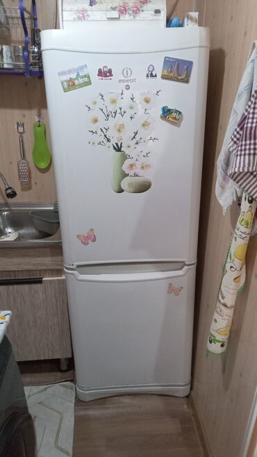 ucuz xaladeniklər: İşlənmiş 2 qapılı Indesit Soyuducu Satılır, rəng - Ağ
