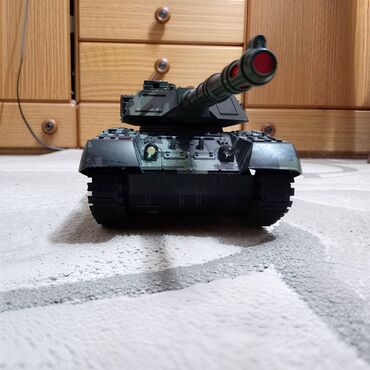 Ostalo: Nov RC tenk. Može da se kreće napred, nazad, levo. desno, da mu se — 15