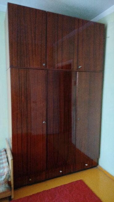 кофр для одежды: Шкаф с атрисолью. Большой, высокий.
В хорошем состоянии, советский