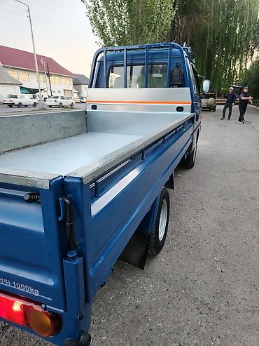Транспорт: Hyundai Porter — компактный бортовой грузовик синего цвета — 4