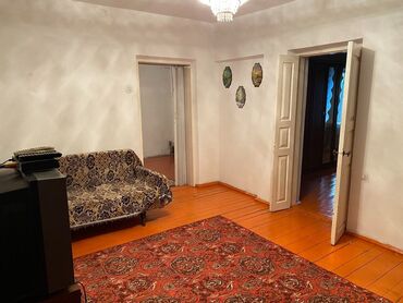 пишпек рабочий городок: 56 м², 3 комнаты, Подвал, погреб, Забор, огорожен