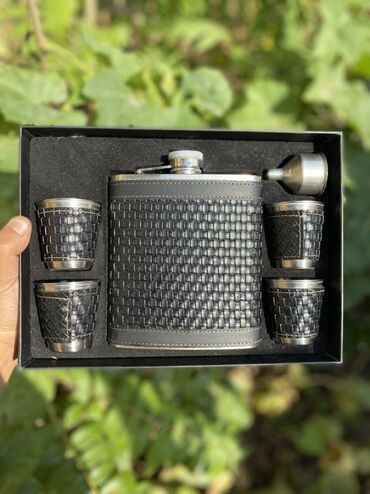taxda ucuz: Dəri toxuma dizaynlı metal kolba dəsti - Dəst tərkibi: 1 kolba, 4