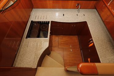 Водный транспорт: Роскошная Белоснежная моторная яхта классического дизайна - воплощение — 15