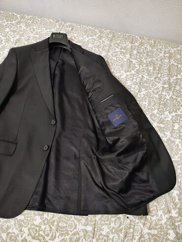 Kostyumlar: 4 eded kostyum ve 3 eded pencəklər hamsi brend mallardi sadəcə razmer — 9