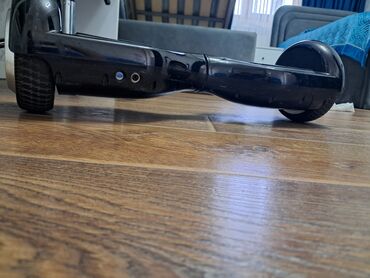 Giroskuterlər: Şəkillərdə görünən bu qara rəngli hoverboard, hamar səthli dizaynı ilə — 6