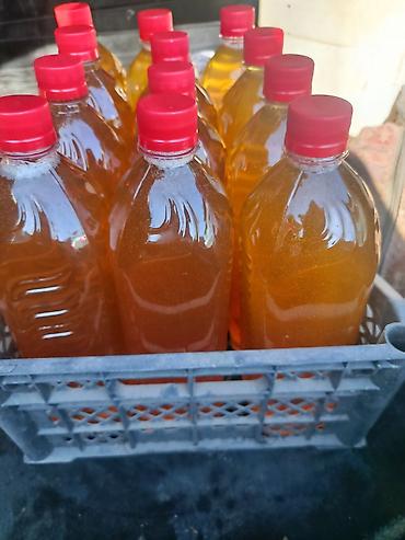 тара бутылки: Натуральный мед в пластиковых бутылках с красными крышками. - Объем — 1