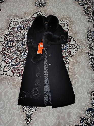 Пальто: Qadın palto – qara rəng - Uzun model, düyməli bağlanma - Zəngin tüklü — 2