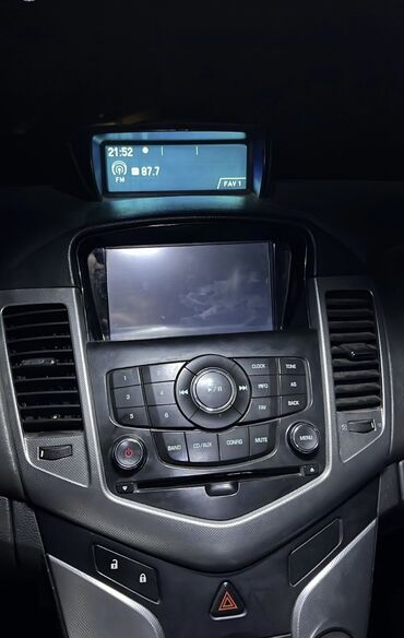 магнитола с дисплеем: Штатное головное устройство(магнитола)
Chevrolet Cruze