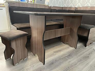 Кухонный уголок с обеденным столом и тремя табуретами. Стол 75,5х130