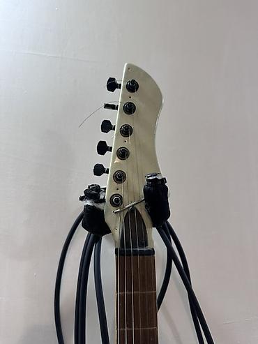 rock gitara: Gitara ideal veziyyetdedir. islekdir. uzerinde qara Fender burgular — 5