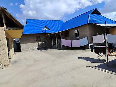 Продажа коттеджей и домов: Продаётся частный дом с большим внутренним двором и хозяйственными — 3