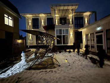 Продажа полдома: Продается двух этажный дом 🏡 Понарамные окна 🪟 250кв 📐 На первом — 30