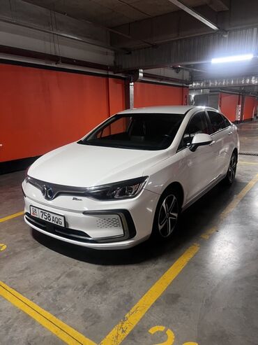 купить бу электромобиль из китая: Электрический седан BYD Qin Plus DM-i в белом цвете. Модель имеет