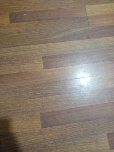 Maye divar kağızları: Laminat döşəmə – taxta görünüşlü panellər - Material: laminat