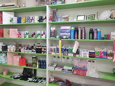 Bijuteriya vitrinləri: Magaza vitirinleri Parfum Bijuteriya suviner ref Herseye yararlidir — 2