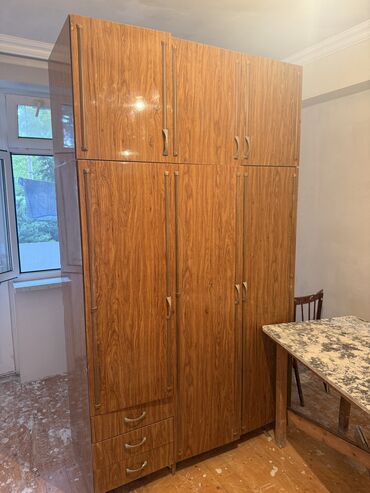 Mebel: İşlənmiş, Açılan, 3 qapılı Düz dolab, Şifonyer, Rusiya