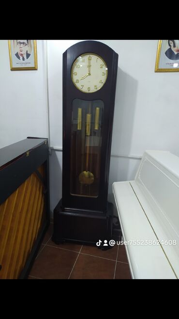 dekor saatlar: 1954 ilin Yantar saat satılır.Tam islək