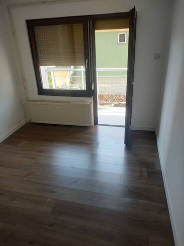 zute pantalone za tri sezone gotovo ucina: 3 bedroom