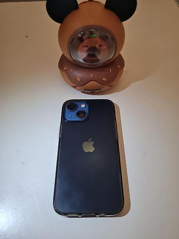 IPhone 13 в синем цвете. Смартфон с двойной основной камерой, плоскими