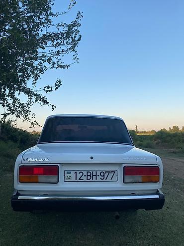 vaz on şuşə: VAZ 2107 “Jiquli” – sedan, ağ rəng.⁸ - Kuzov: 4 qapı, klassik künclü — 6