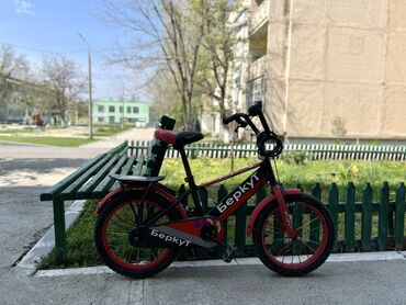 велосипед на трех колесах для взрослых: Детский велосипед в хорошем состоянии. В комплекте 2 боковых колеса