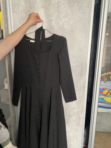 закрытое платье в пол: M (EU 38), L (EU 40), цвет - Черный