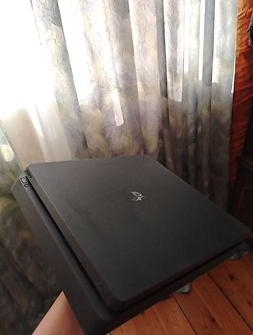 купить игровой компьютер бу: Sony PlayStation 4 Slim (qara) + 2 ədəd DualShock 2 pultu ustundeki — 3