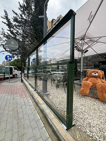 в кафе: Поднимаемые стеклянные ветрозащитные панели для террас и уличных зон — 3