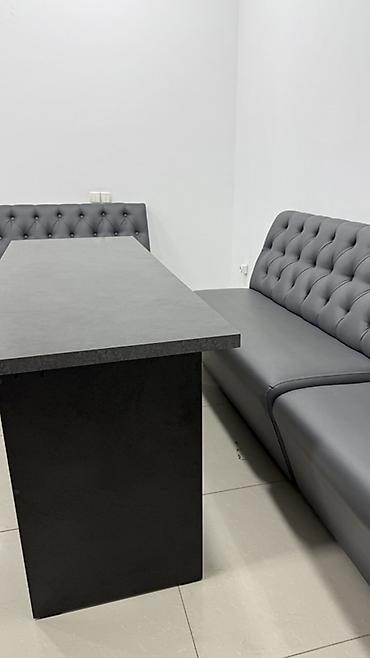 офисный уголок: Продается помещение под бизнес.70кв/м, есть сан узел. мебель в — 4