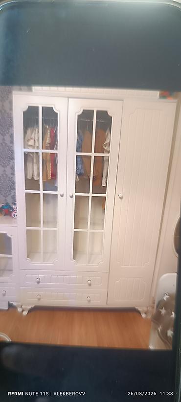 izabel yataq desti: Uşaq otağı üçün ağ rəngli mebel dəsti satılır. Dəstə çarpayı, 3 qapılı — 2