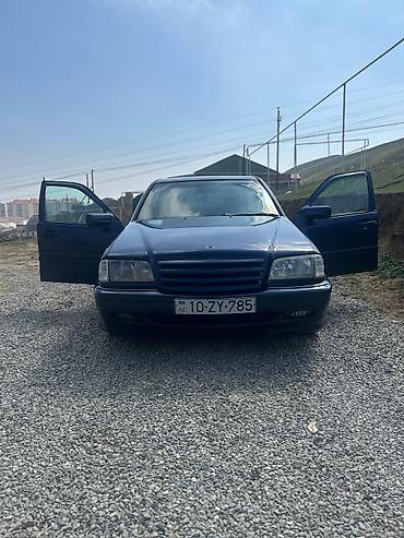 lider tekerler: Mavi rəngli sedan avtomobil Xüsusiyyətlər: - Kuzov: 4 qapılı sedan — 2