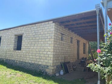 балясины из камня: Kərpiçdən tikilmiş, taxta örtüyü olan tikili. Evin sənədi yoxdur lakin