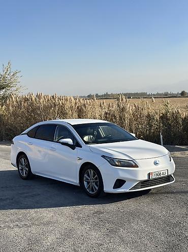 айнек стекло: GAC Aion S — электрический седан белого цвета. SOH 91 Запас хода с — 3