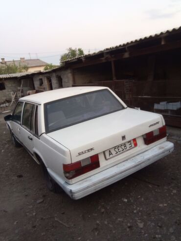 полировка для авто: Белый седан Volvo 740– это классический автомобиль, известный своей