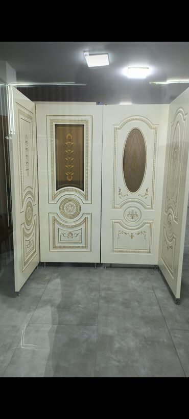 Otaq qapıları: Ağ rəngdə, klassik üslubda qapı. Qapının üzərində zərif oymalar var — 3