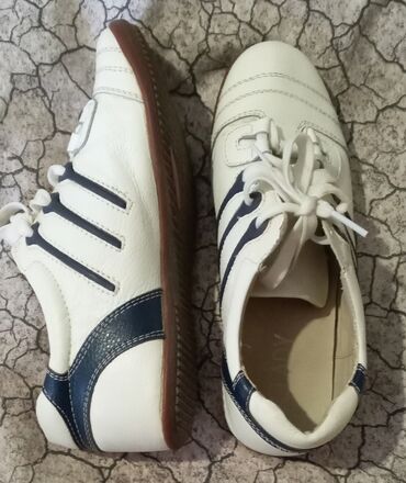 женские белые кроссовки: Продаю спортивная обувь 38 размер