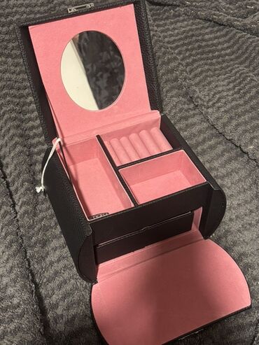 nakit zelena detelina: Crna kutija za nakit sa roze unutrašnjošću. Kutija ima više pregrada