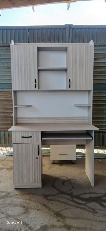 Письменные столы: Письменный стол — 12