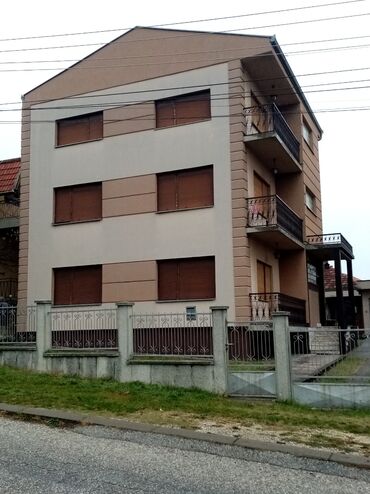 Kuće: 270 kv. m, 10 soba