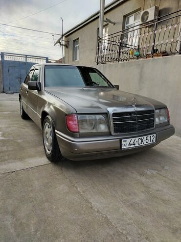 Mercedes-Benz: Mercedes-Benz 200: 2 l | 1990 il Sedan