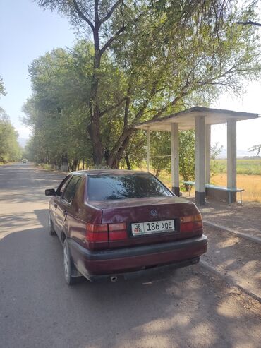 аварийный венто: Классический седан Volkswagen Vento темно-красного цвета. Модель