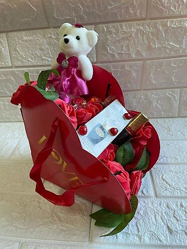 Kompleti namirnica: Poklon setovi u dekorativnim kutijama Elegantno aranžirani poklon — 25