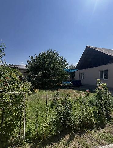 Продажа коттеджей и домов: 🏡 Продается просторный жилой дом в жилмассиве Ак-Орго! 📍 Адрес: ж/м — 14