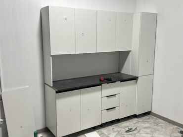 Кухонные гарнитуры: Кухонный гарнитур модульный, белый, с тёмной столешницей. Состав и — 4