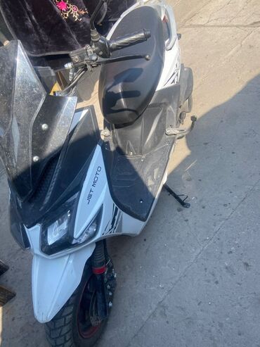 купить трехколесный скутер для взрослых: Скутер Jet Moto в бело-черном цвете, оснащенный ветровым стеклом и