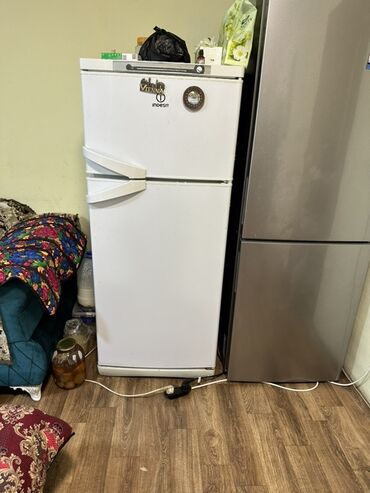 Холодильники: Холодильник Indesit, Двухкамерный, De frost (капельный)